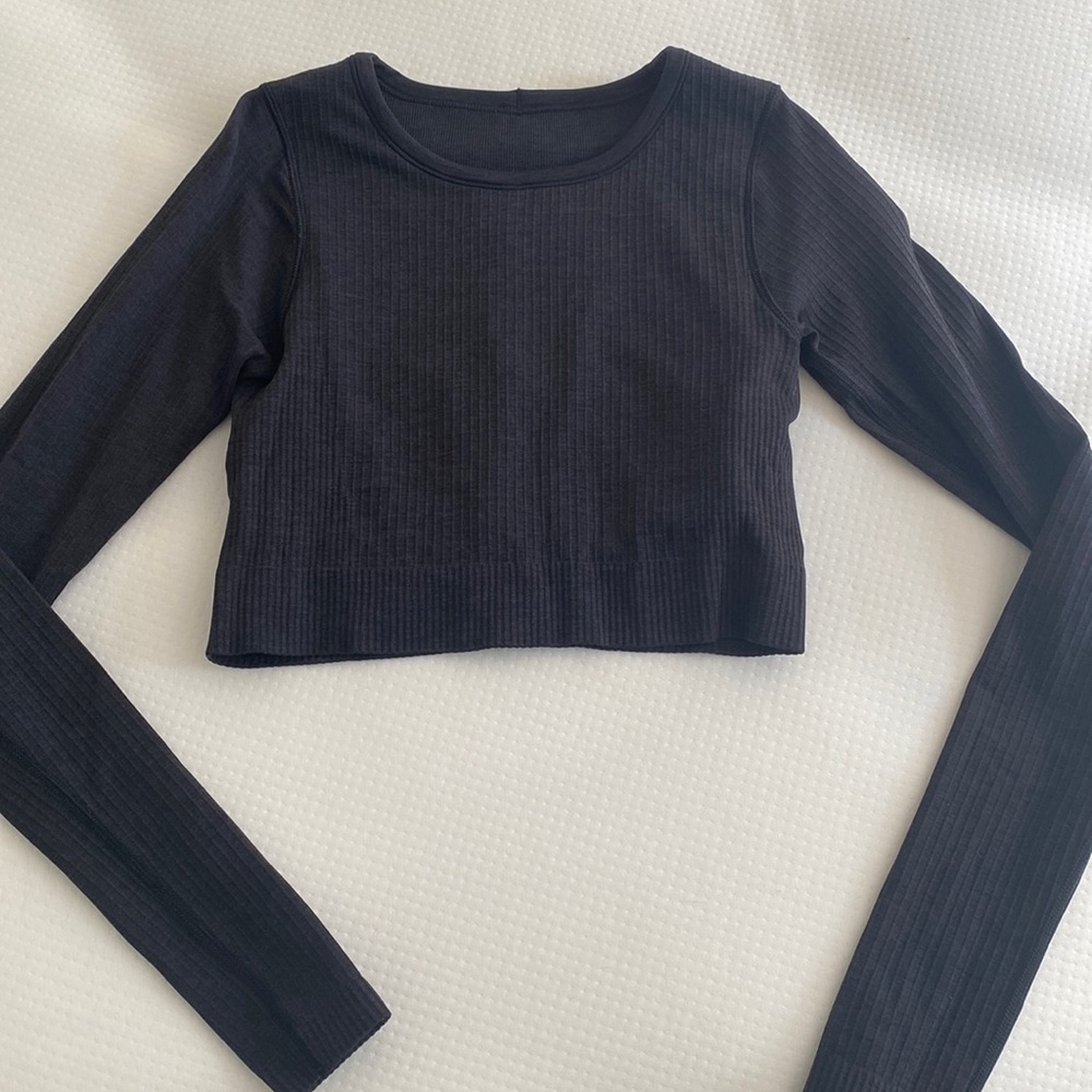 Lululemon cropped long sleeve, size 4
